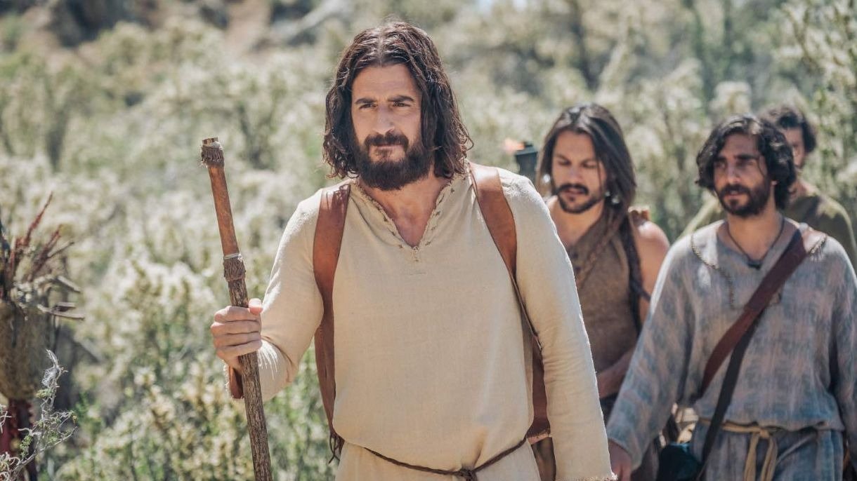 Jonathan Roumie, int&eacute;rprete de Jesus em The Chosen, em cena da aclamada s&eacute;rie, cuja nova temporada impactou elenco e equipe. -  (crédito: Divulga&ccedil;&atilde;o)