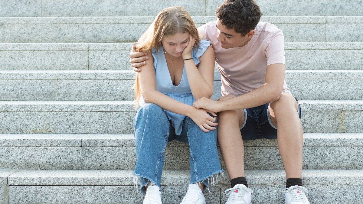 A aten&ccedil;&atilde;o aos sinais emocionais pode ser crucial para identificar relacionamentos abusivos e oferecer apoio na juventude. -  (crédito: Egoitz Bengoetxea Iguaran de Getty Images)