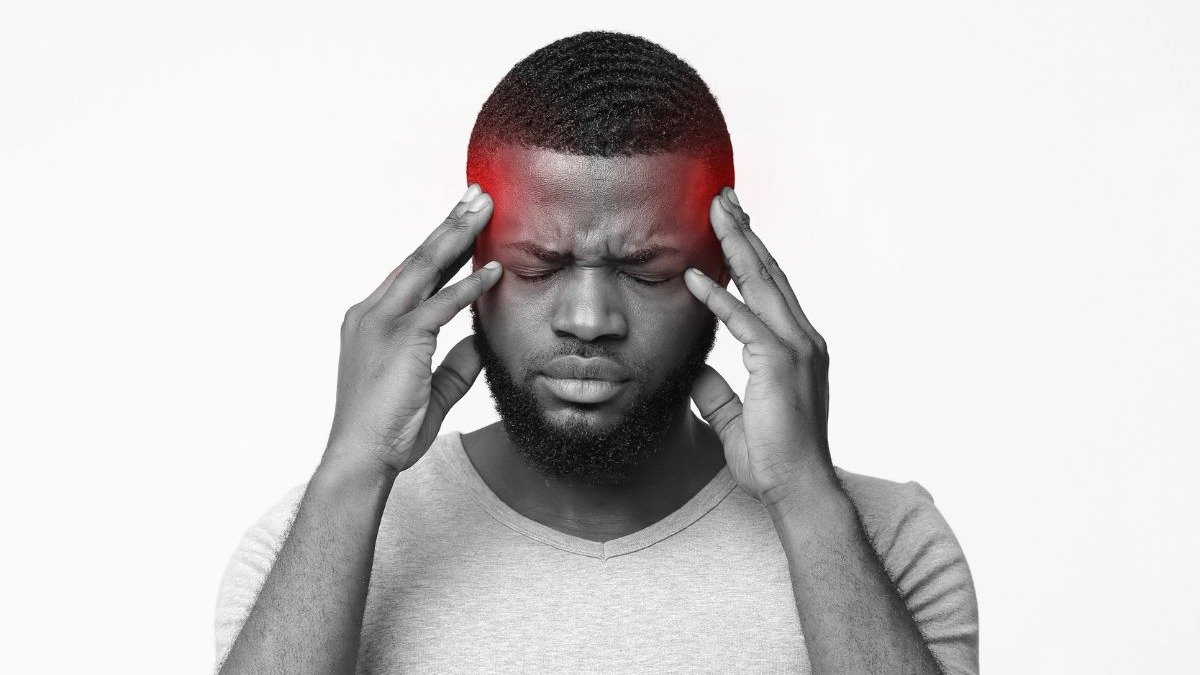 Acordar com a cabe&ccedil;a latejando pode ser um sinal de que a rotina ou o corpo precisam de aten&ccedil;&atilde;o para evitar desconforto di&aacute;rio. -  (crédito: Prostock-Studio de Getty Images)