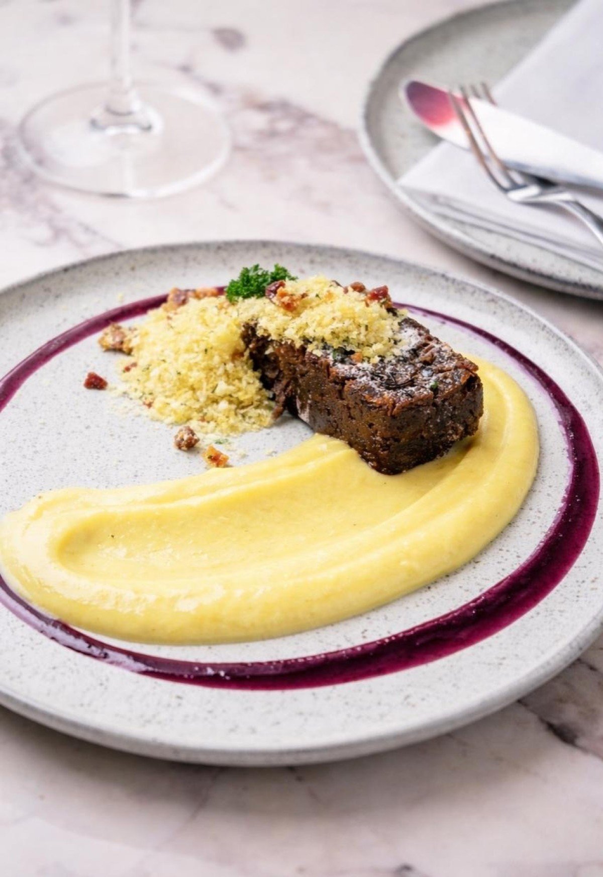 Crocante por fora e macio por dentro, o pernil prensado &eacute; uma das cria&ccedil;&otilde;es que chamam a aten&ccedil;&atilde;o no menu do Vista 