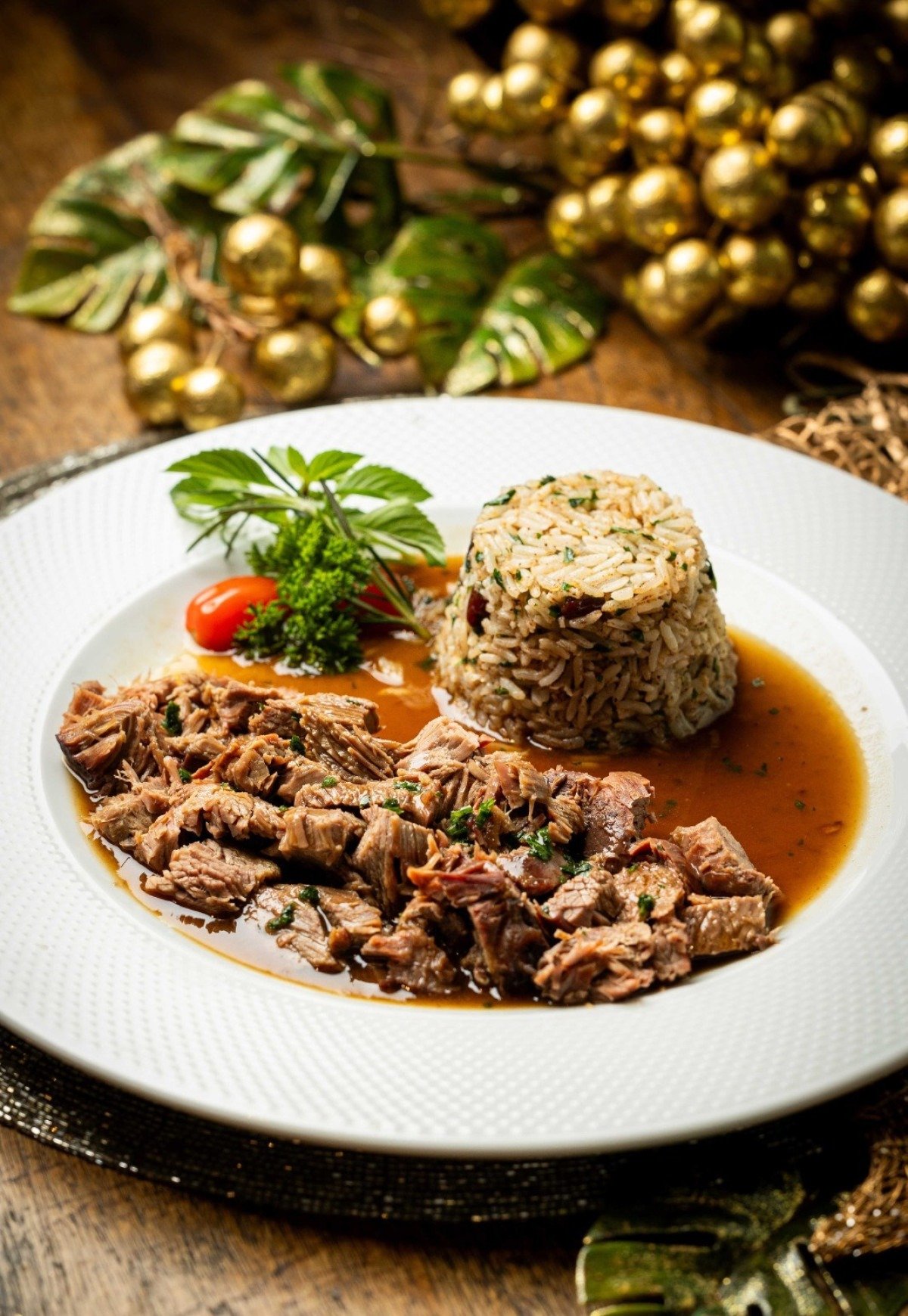 No Taste-Vin, o pernil &eacute; marinado, assado por cerca de oito horas, fatiado e combinado com arroz oriental 