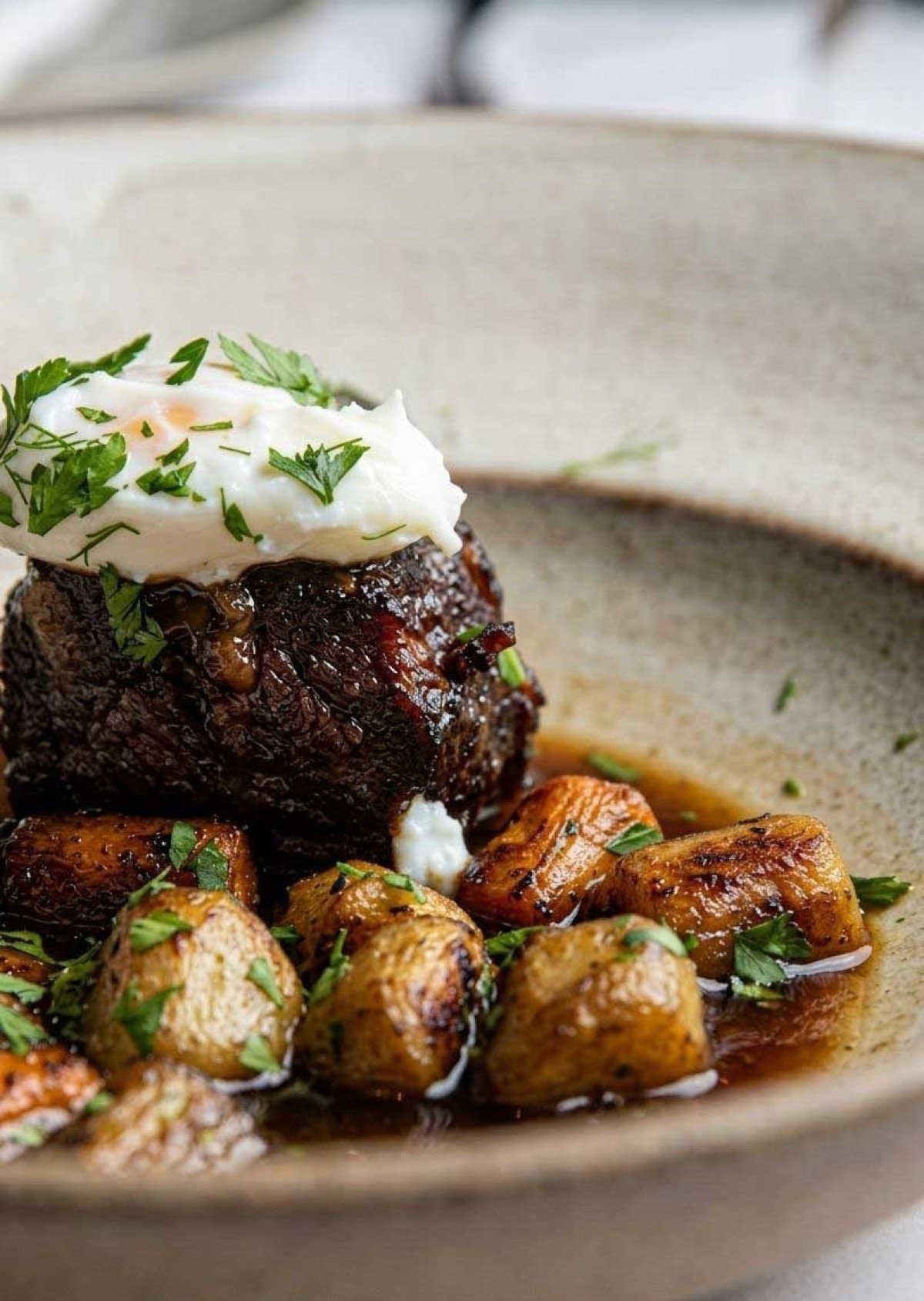 Um dos pontos altos do menu degusta&ccedil;&atilde;o do Casulo &eacute; o prato que tem uma alm&ocirc;ndega de cordeiro com maria-preta 