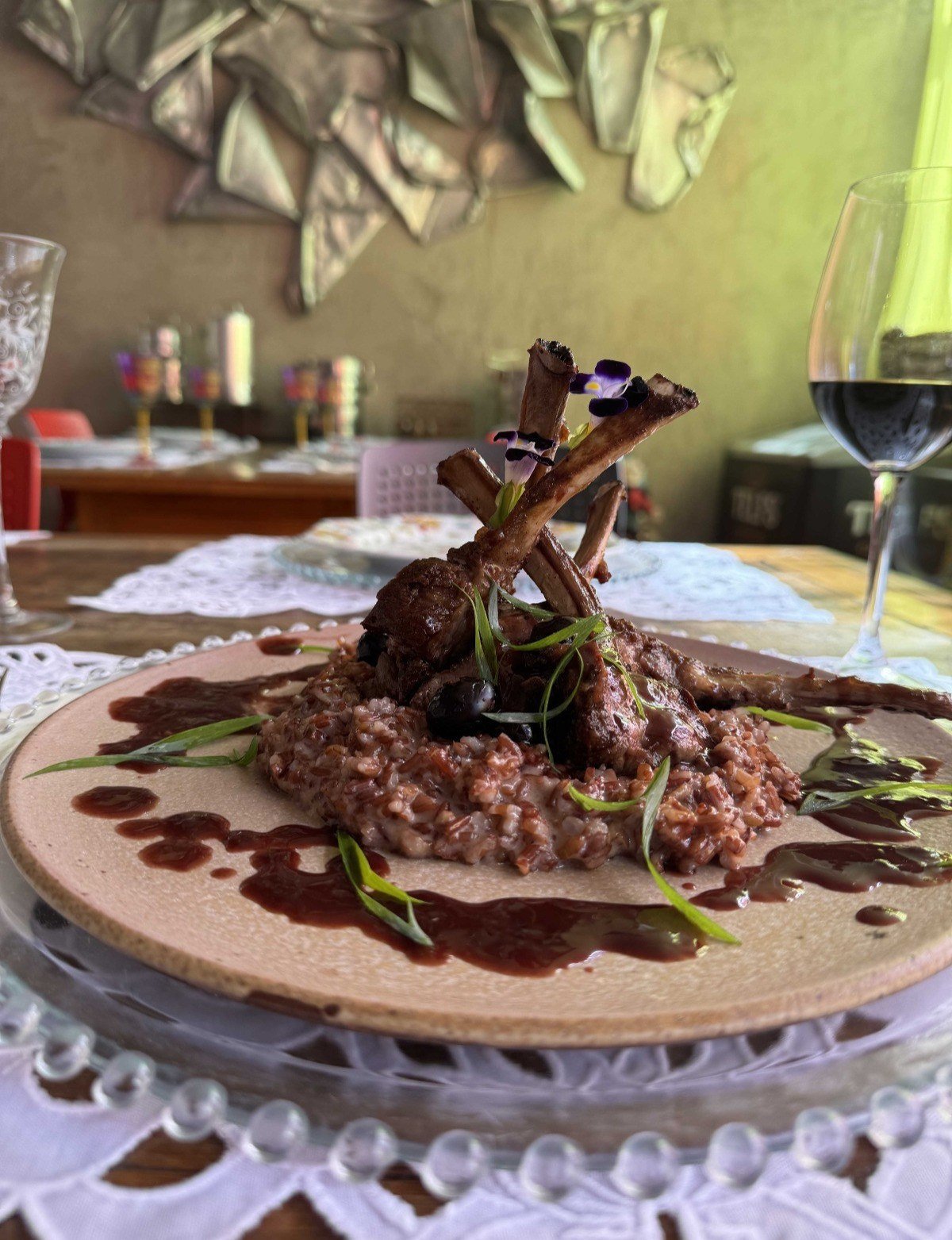 A chef Agnes Farkasvolgyi costuma optar por molhos adocicados, a exemplo do vinho do Porto com blueberry presente no prato com carr&eacute; 