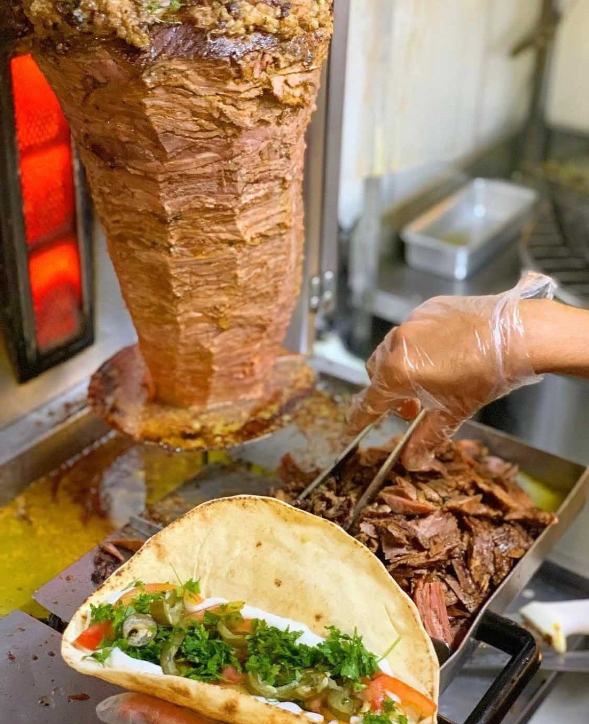 Tradicionalmente servido &agrave;s sextas, o shawarma do S&iacute;tio S&iacute;rio uma mistura de carnes ovinas e bovinas 