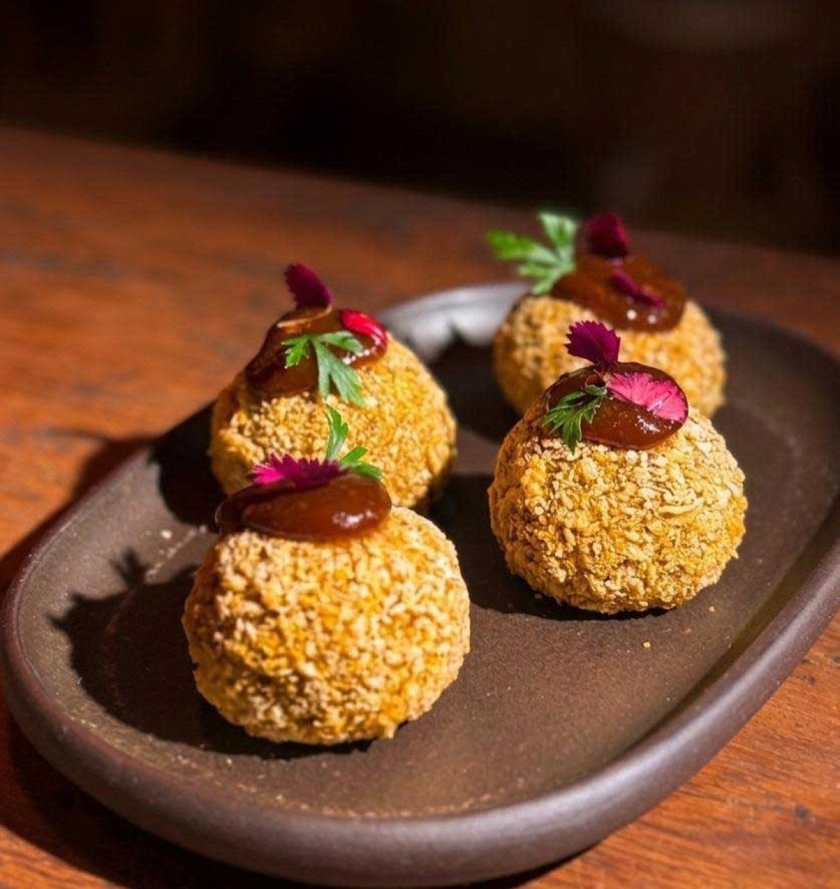 Bolinho de cordeiro e berinjela defumada do Casulo &eacute; servido com geleia de tomate e caf&eacute;