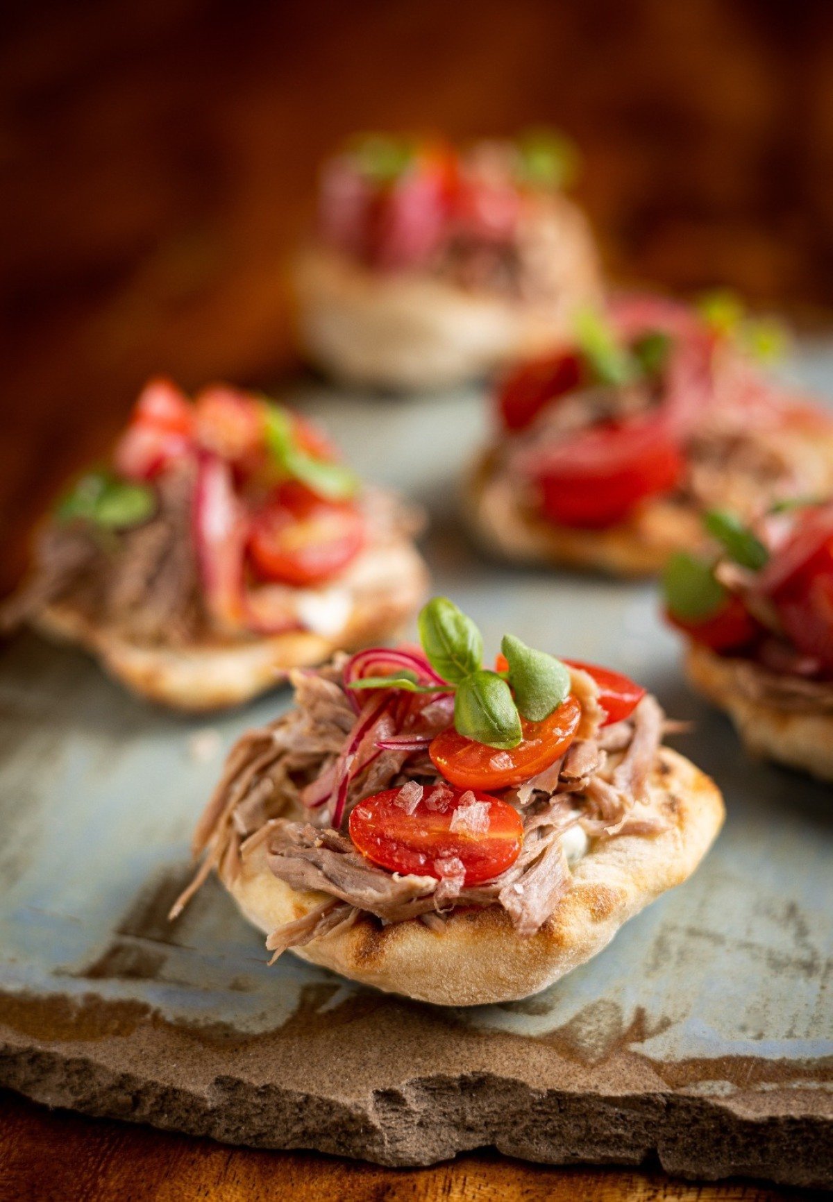 A entrada com mini kebabs de paleta de cordeiro no p&atilde;o de iogurte tem lugar cativo no menu do Ol&iacute;via 