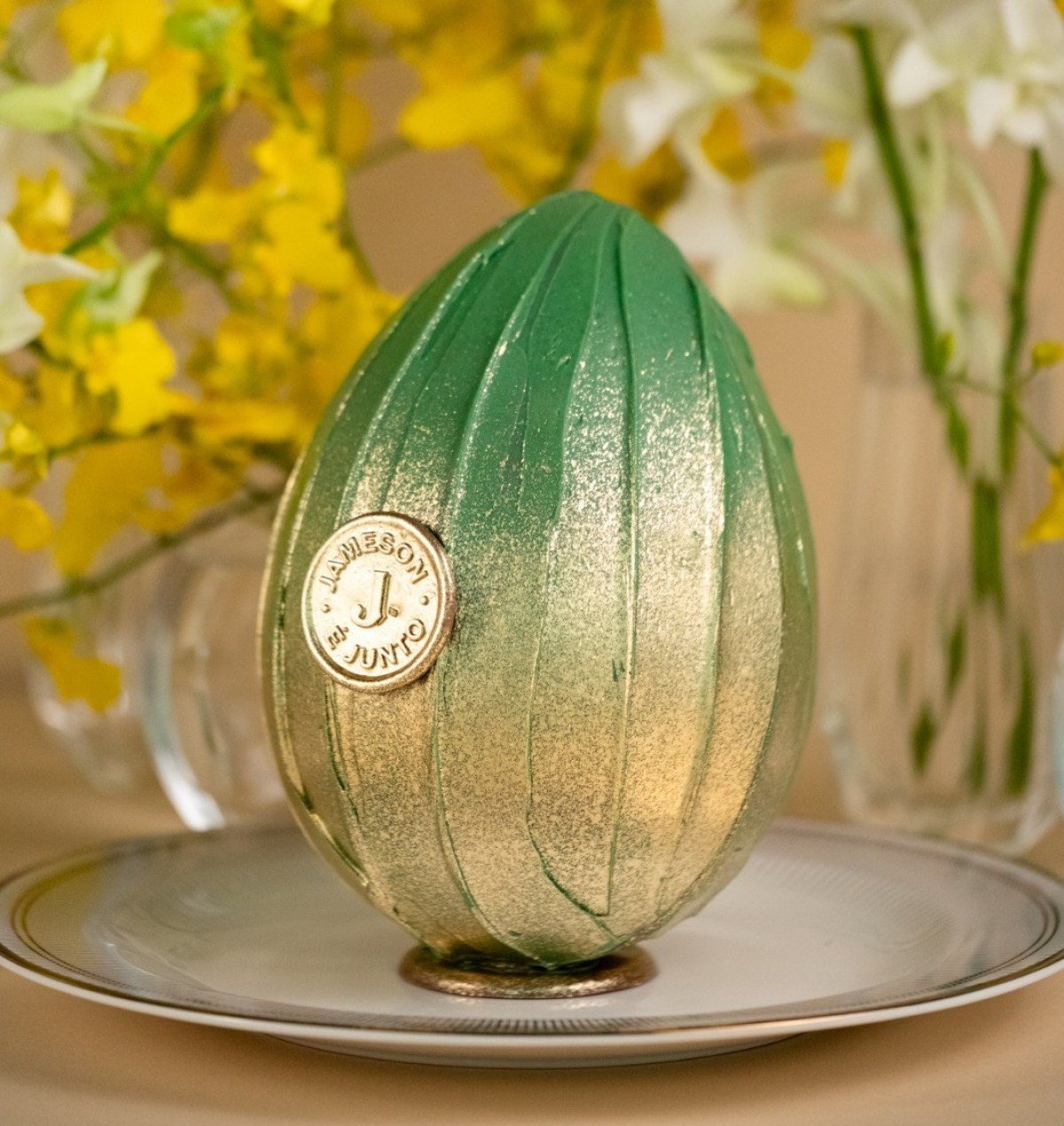 O ovo de Jameson da Confisserie by Cynthia G&eacute;o tem uma casca recheada com ganache de u&iacute;sque