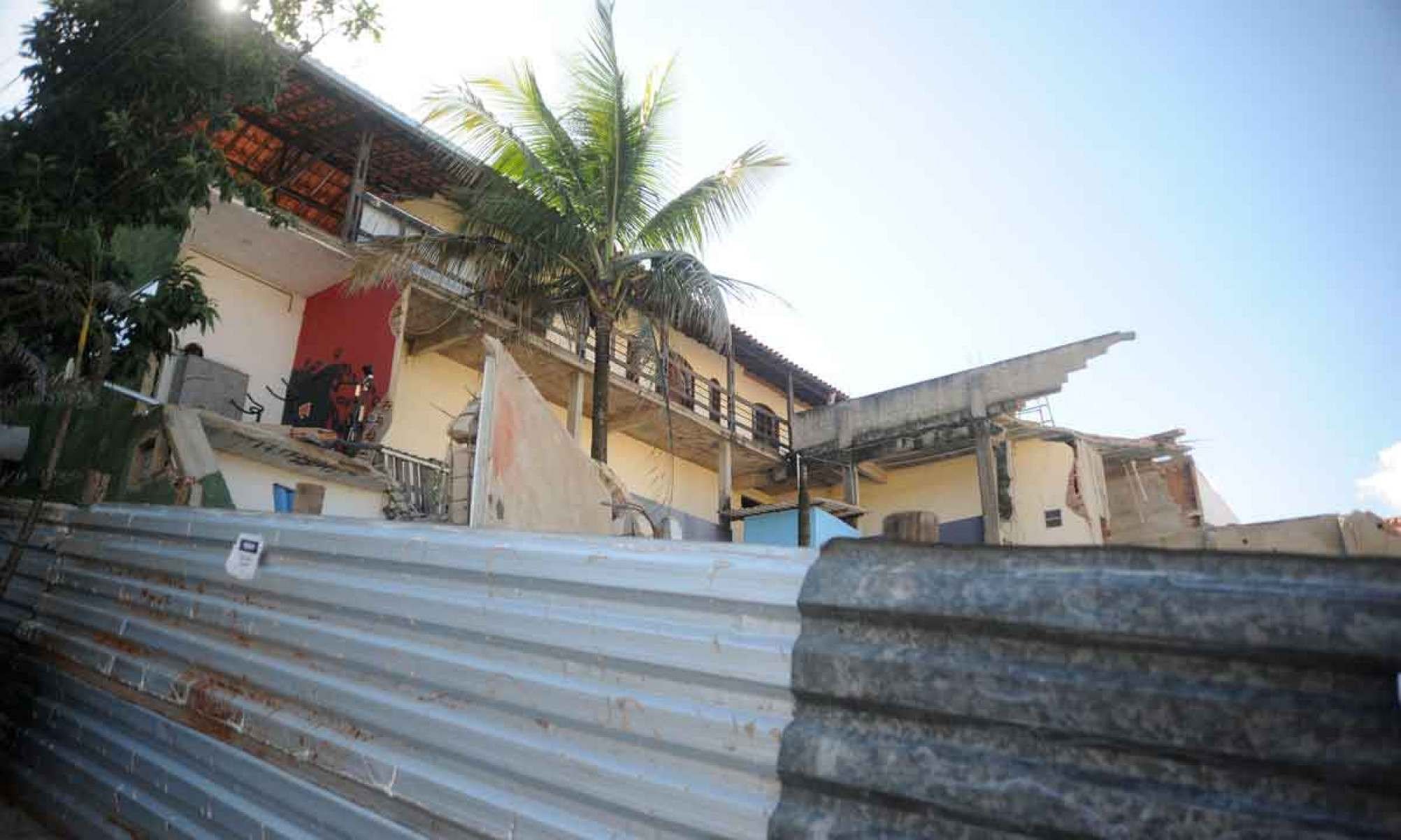 Partes do im&oacute;vel , que abrigava ainda a resid&ecirc;ncia dos donos, uma academia de gin&aacute;stica e uma cl&iacute;nica de est&eacute;tica, permanecem de p&eacute; , mas o acesso segue impedido pela defesa Civil.  para uma vizinha, local virou "um cemit&eacute;rio"