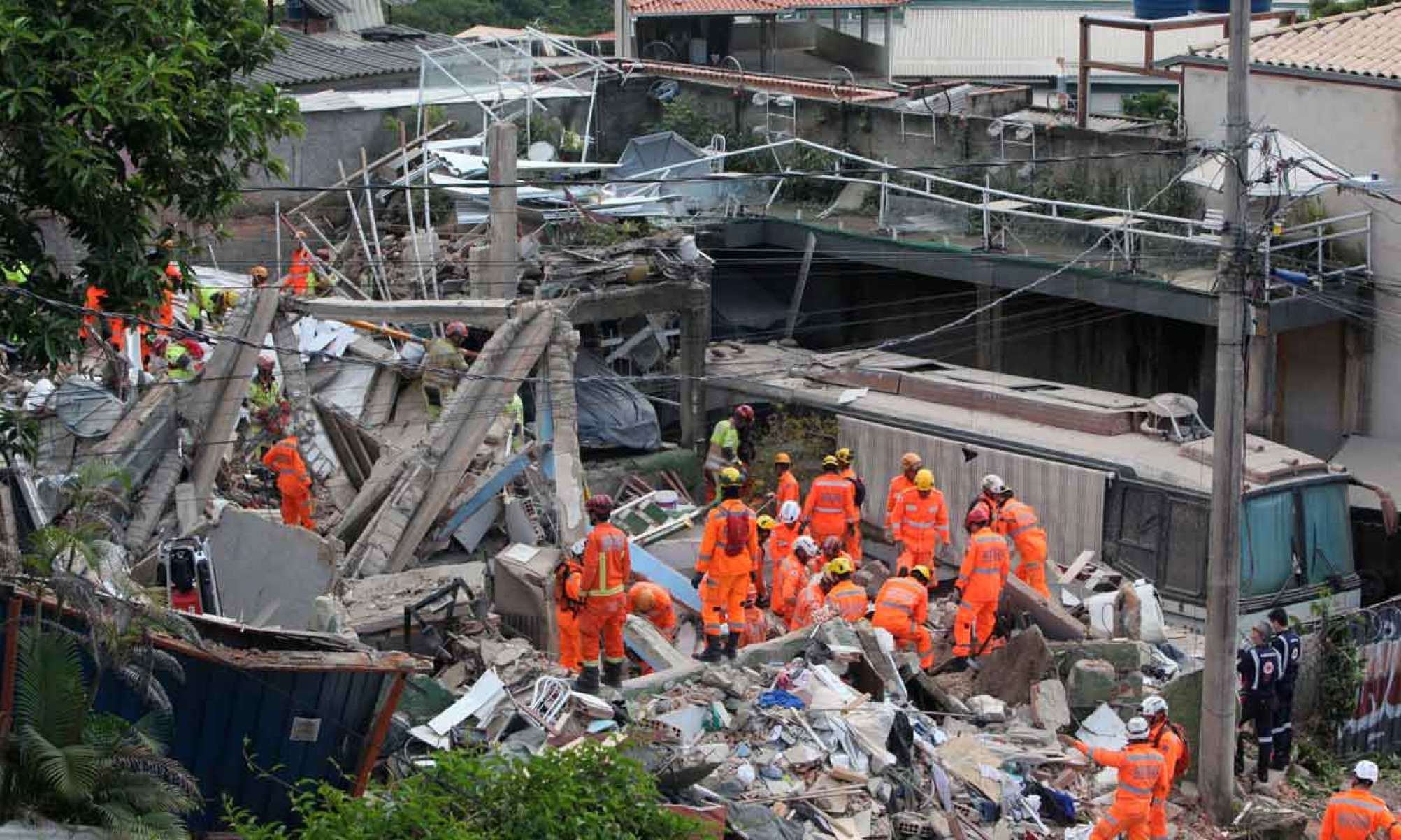 Bombeiros fazem buscas no local do desabamento, que duraram mais de 24 horas: corpora&ccedil;&atilde;o resgatou 12 corpos e oito pessoas com vida