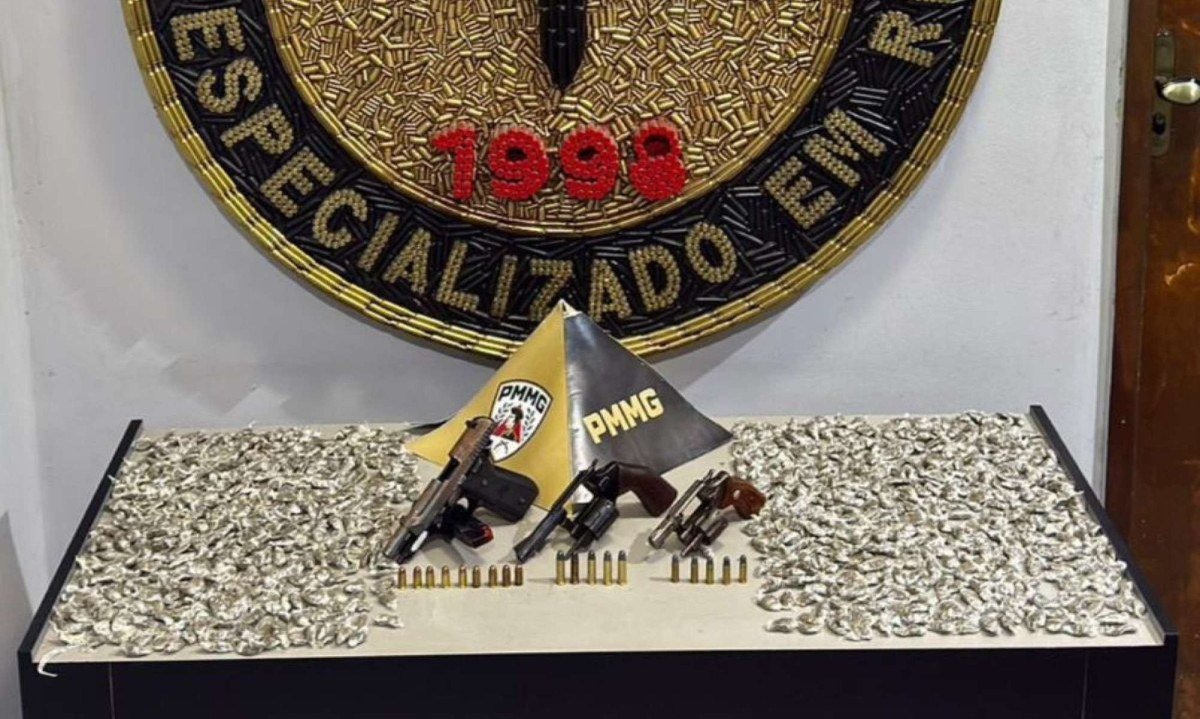 Armas municiadas e diversas porções de maconha foram apreendidas de biqueira em Contagem, na Grande BH -  (crédito: Divulgação/Polícia Militar)