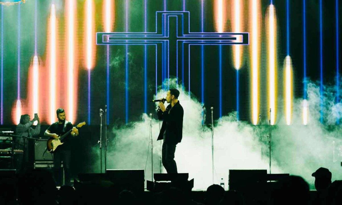 Luzes de LED comp&otilde;em a cenografia do espet&aacute;culo inspirado na jornada de L&aacute;zaro   