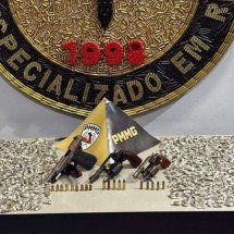 Olheiro do tráfico é imobilizado e PM encontra biqueira com armas e drogas - Divulgação/Polícia Militar