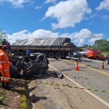 Colisão entre carro e carreta mata motorista em Minas - CBMMG/Divulga&ccedil;&atilde;o