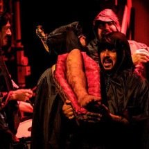 Peça 'Cão' discute, com humor, a precarização do trabalho - Renato Mangolin /Divulgação