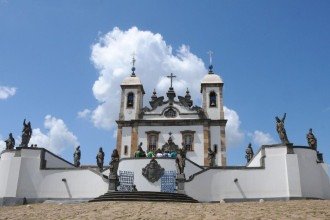 Angelo Oswaldo revisa o barroco mineiro com olhar decolonial