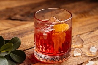 O Negroni ganhou o mundo, saiu do balcão e entrou no feed -  (crédito: Imagem de KamranAydinov no Freepik)