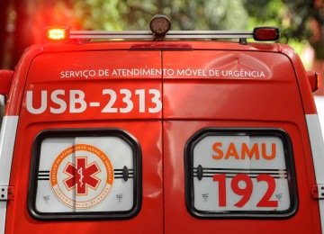 Uma equipe do Samu atende uma vítima no local -  (crédito: Alexandre Guzanshe/EM/D.A. Press)