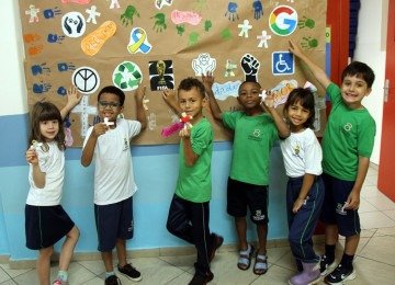 Júlia, Wesley, Matheus Terra de Deus, Matheus Ângelo, Malu e Pietro: a criatividade por trás do trabalho de colagens do Centro de Educação das Infâncias (CEI) Imaculada -  (crédito: Jair Amaral/EM//D.A Press)