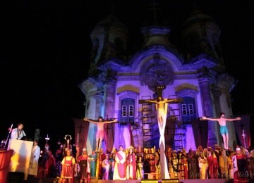 Luzes aumentam a dramaticidade das encenações da Semana Santa em Ouro Preto -  (crédito: Divulgação)