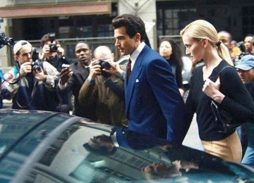John Kennedy Jr. (Paul Anthony Kelly) e Carolyn Bessette (Sarah Pidgeon) enfrentam a perseguição implacável dos paparazzi na série 'Love story'

 -  (crédito: Disney+/divulgação)