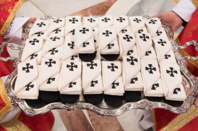 Na liturgia católica, o pálio é mais que um ornamento: é símbolo de unidade e autoridade. A lã usada para confeccioná-lo vem de cordeiros apresentados ao Papa na festa de Santa Inês. Esse gesto une fé, tradição e natureza, abrindo espaço para refletirmos sobre a produção da lã, matéria-prima que atravessa séculos e culturas. -  (crédito:  Divulgação/Vaticano)