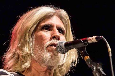 No dia 15 de março de 2026, o músico Oswaldo Montenegro completou 70 anos. Para celebrar a data, o cantor e compositor está na estrada com a turnê “A Dança dos Signos”. 
 -  (crédito:  Reprodução do Flickr Hermes Eduardo Hernandorena Vieg)