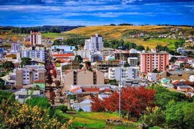 A altitude de uma cidade traz desafios, pois é necessário lidar com temperaturas mais baixas e ventos fortes. Mas seus habitantes desfrutam de paisagens deslumbrantes, ar puro e uma atmosfera única. Veja quais são as cidades com altitudes mais elevadas no Brasil. -  (crédito: Prefeitura de São Joaquim/Divulgação)