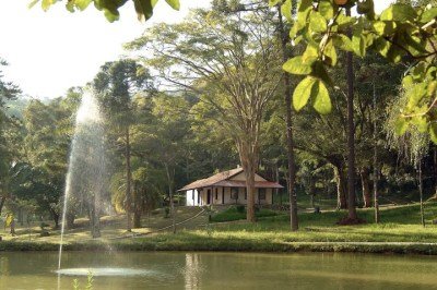 O complexo, gerido pela Fundação Casa de Cabangu em parceria com órgãos públicos e a Escola Preparatória de Cadetes do Ar (EPCAR), também funciona como área de lazer, permitindo piqueniques e contato com a natureza em meio aos lagos e bosques da propriedade histórica. -  (crédito: Divulgação/Prefeitura de Santos Dumont)