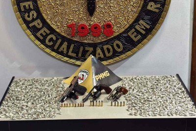 Armas municiadas e diversas porções de maconha foram apreendidas de biqueira em Contagem, na Grande BH -  (crédito: Divulgação/Polícia Militar)