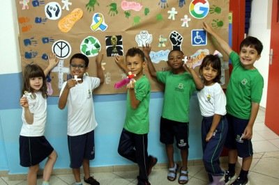 Júlia, Wesley, Matheus Terra de Deus, Matheus Ângelo, Malu e Pietro: a criatividade por trás do trabalho de colagens do Centro de Educação das Infâncias (CEI) Imaculada -  (crédito: Jair Amaral/EM//D.A Press)