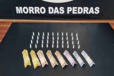 A Polícia Militar recolheu com o suspeito cocaína, dinheiro e um celular -  (crédito: Divulgação/Polícia Militar)