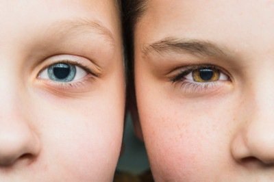 A dificuldade de olhar diretamente nos olhos de outras pessoas costuma surgir nos primeiros meses de vida -  (crédito: FreePik)