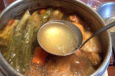 O caldo de ossos, também conhecido como bone broth, ganhou espaço como um verdadeiro superalimento. Preparado a partir da cocção lenta de ossos, concentra nutrientes valiosos como colágeno, minerais e aminoácidos. Assim, tornou-se aliado de quem busca uma alimentação mais saudável e equilibrada. Vamos explorar seus benefícios e entender por que esse caldo pode ser tão especial para a saúde.

 -  (crédito: Kui-Doraku wikimedia commons )