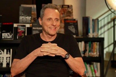 A filha do músico Tony Bellotto, Nina Bellotto, comemorou nas redes sociais o retorno do pai aos palcos após um período delicado de saúde. O guitarrista da banda Titãs foi diagnosticado com um tumor no pâncreas no início de 2025 e passou por cirurgia em abril. -  (crédito: divulgação/tv brasil)