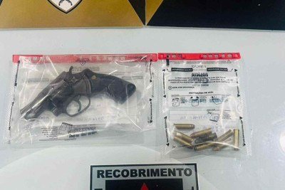 Armas e munições foram apreendidas em local onde estava dupla embriagada -  (crédito: Divulgação/Polícia Militar)