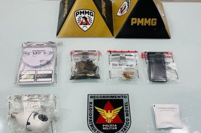 Na casa da mãe do autor, foram encontradas duas pedras de crack, maconha, uma balança de precisão e diversos saquinhos -  (crédito: Divulgação/PMMG)