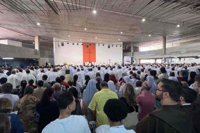Em Belo Horizonte, cerca de 3,5 mil fiéis participam da tradicional Missa da Unidade, na Catedral Cristo Rei -  (crédito: Edésio Ferreira/EM/D.A Press)