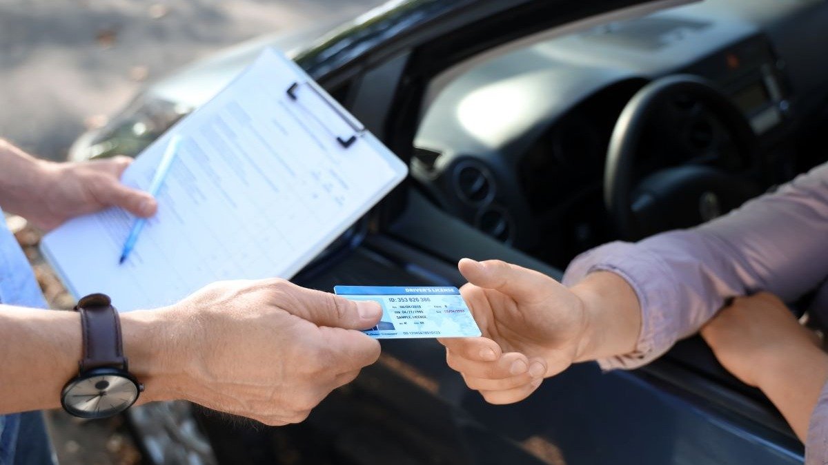 Portar a CNH em dia &eacute; crucial para evitar transtornos em fiscaliza&ccedil;&otilde;es de tr&acirc;nsito e garantir a conformidade com a lei, seja f&iacute;sica ou digital. -  (crédito: pixelshot)