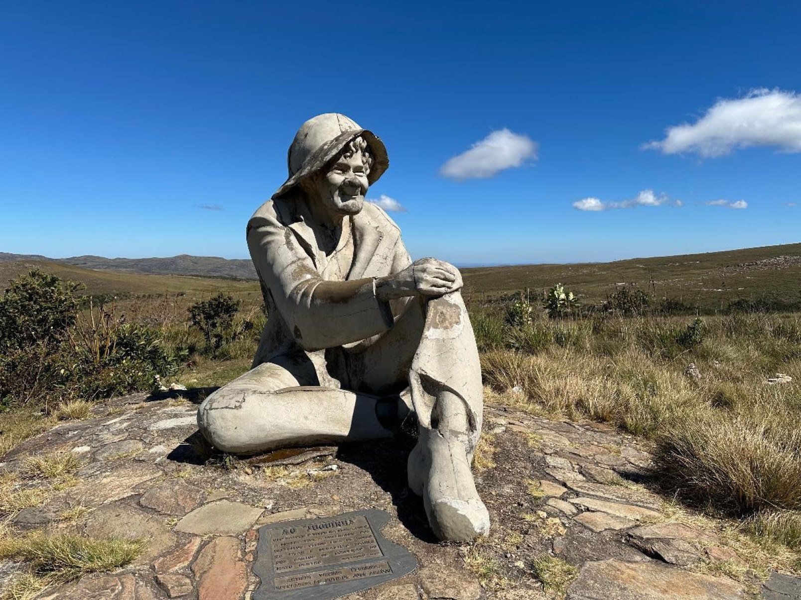 A est&aacute;tua &eacute; monitorada 24 horas por um poste com c&acirc;meras de seguran&ccedil;a alimentadas por placa solar e ligadas &agrave; internet-Mateus Parreiras/EM/D.A Press