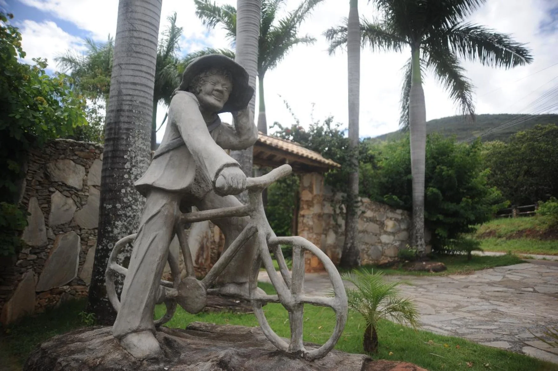 Antes mesmo da reinaugura&ccedil;&atilde;o oficial, a est&aacute;tua sofreu novos danos na lapela e riscos nas costas
-Alexandre Guzanshe/EM/D.A Press