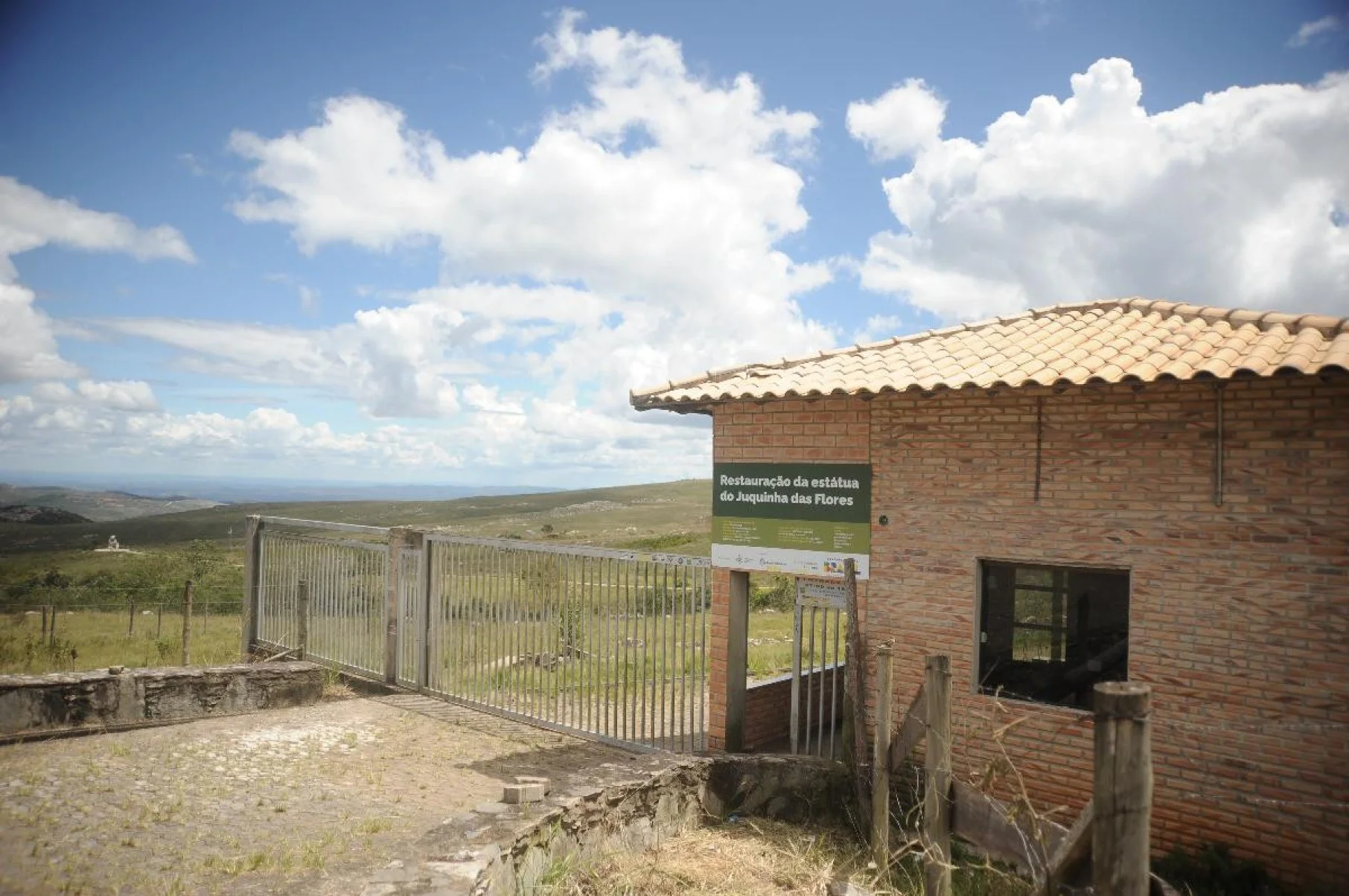 A restaura&ccedil;&atilde;o era uma demanda dos habitantes locais e turistas justamente devido a outros ataques de v&acirc;ndalos, mas tamb&eacute;m &agrave; deteriora&ccedil;&atilde;o causada pelas intemp&eacute;ries, uma vez que a est&aacute;tua do Juquinha fica exposta ao sol, vento, chuvas e &agrave; varia&ccedil;&atilde;o extrema de temperatura do alto das montanhas da Serra do Cip&oacute;-Alexandre Guzanshe/EM/D.A Press