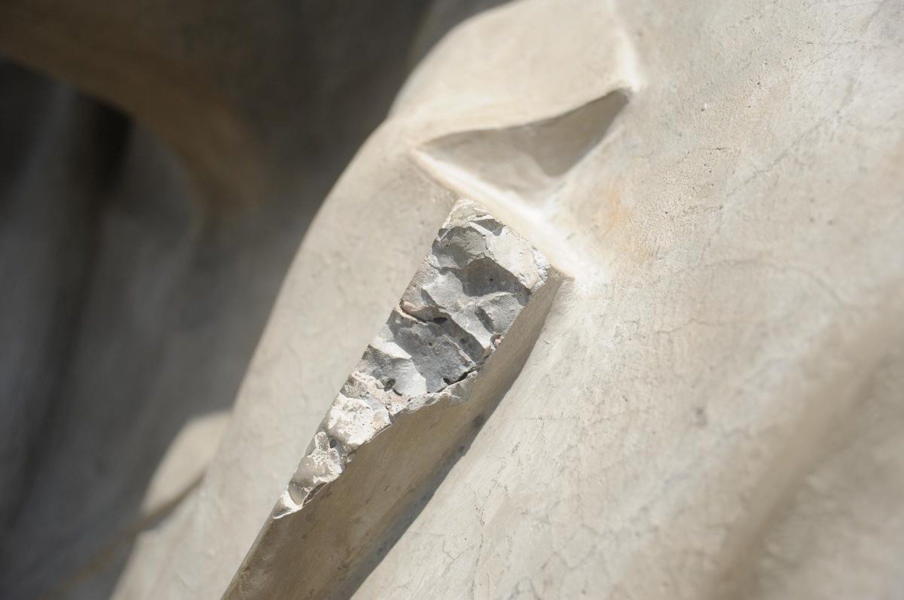 Em meados de mar&ccedil;o, segundo lavradores vizinhos, a obra teve uma parte da lapela do palet&oacute; de concreto do personagem arrancada-Alexandre Guzanshe/EM/D.A Press