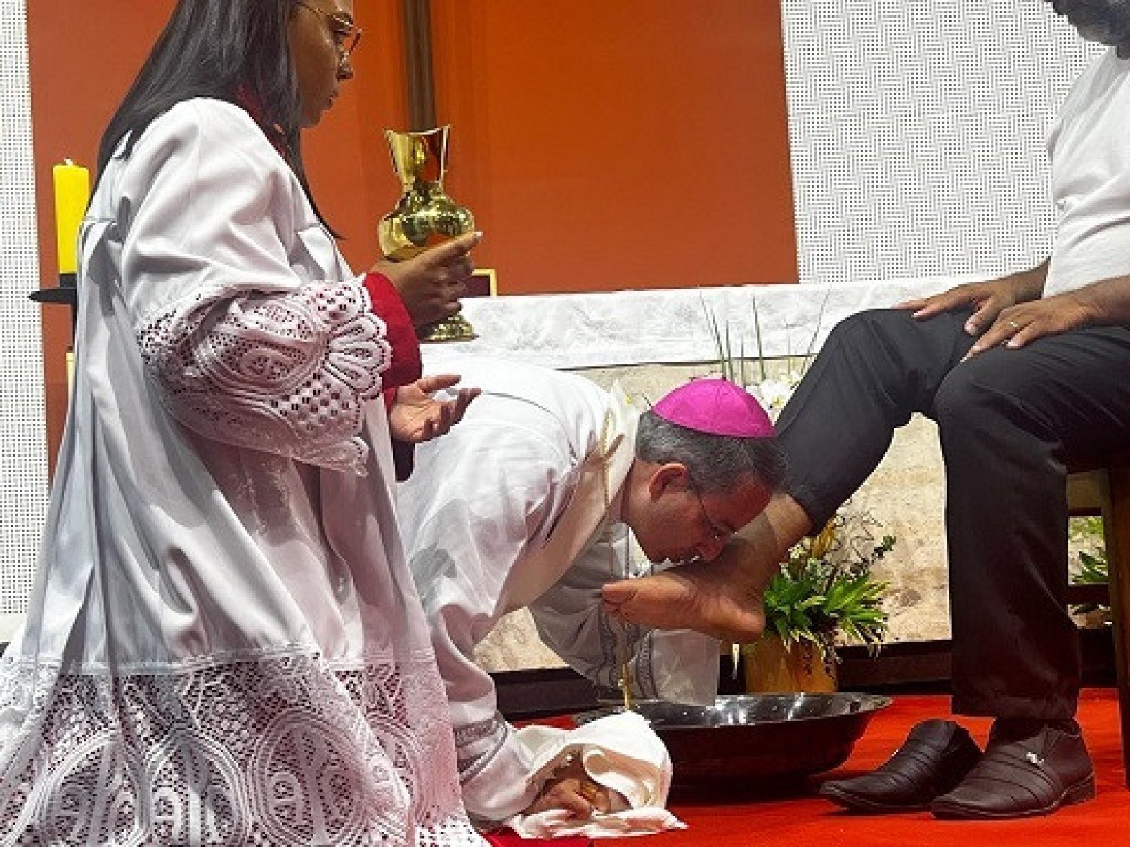 Fiéis participam da celebração desde as 19h, também com orações que têm à frente o bispo auxiliar da Arquidiocese de BH, dom Evandro Maria-Arquidiocese De BH/Divulgação