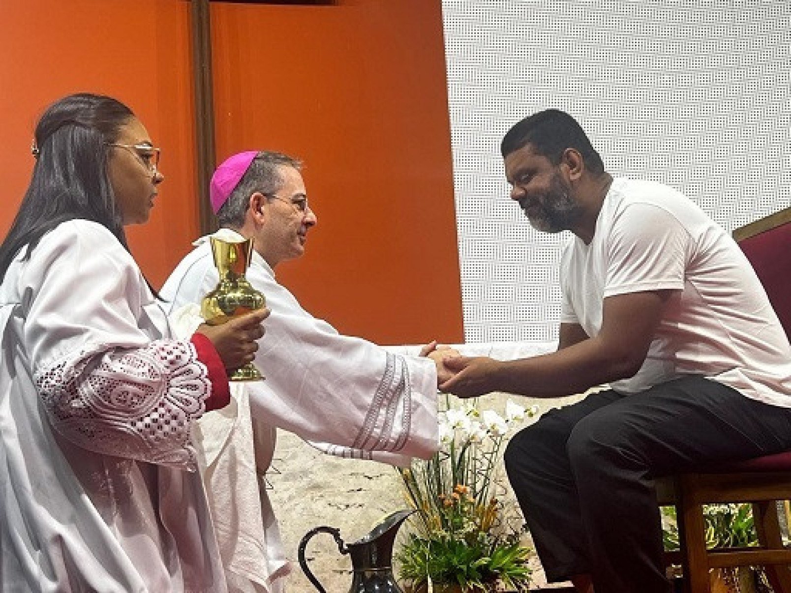 Fiéis participam da celebração desde as 19h, também com orações que têm à frente o bispo auxiliar da Arquidiocese de BH, dom Evandro Maria-Arquidiocese De BH/Divulgação