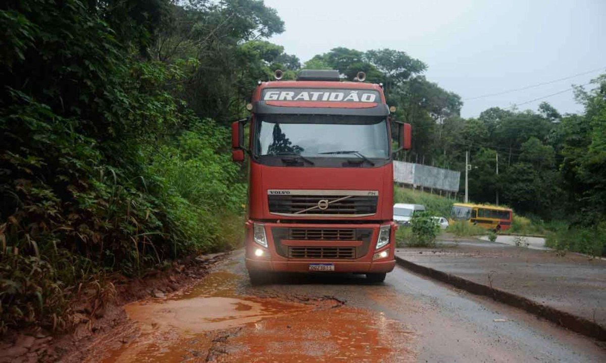 Grande BH: roteiro histórico vira cenário de buracos, curvas e abismos