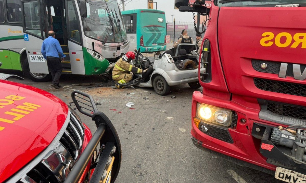 Carro ficou destru&iacute;do ap&oacute;s o acidente