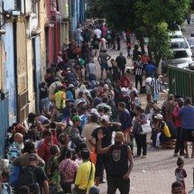 Tradição solidária: doação de peixes reúne pessoas desde a manhã de quinta  - Edesio Ferreira/EM/D.A Press