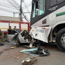 Juiz de Fora: batida entre ônibus e carro deixa motorista em estado grave - Divulgação/Corpo de Bombeiros