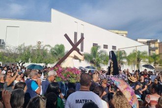 Fé e encontro: procissão reúne centenas de fiéis no Norte de MG