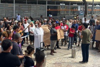 População em situação de rua participa de via-sacra no Centro de BH